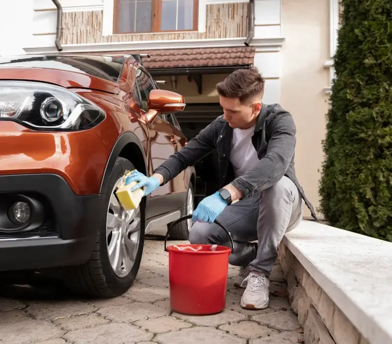 Lavage auto à domicile Damvix : professionnel intervenant sur un véhicule